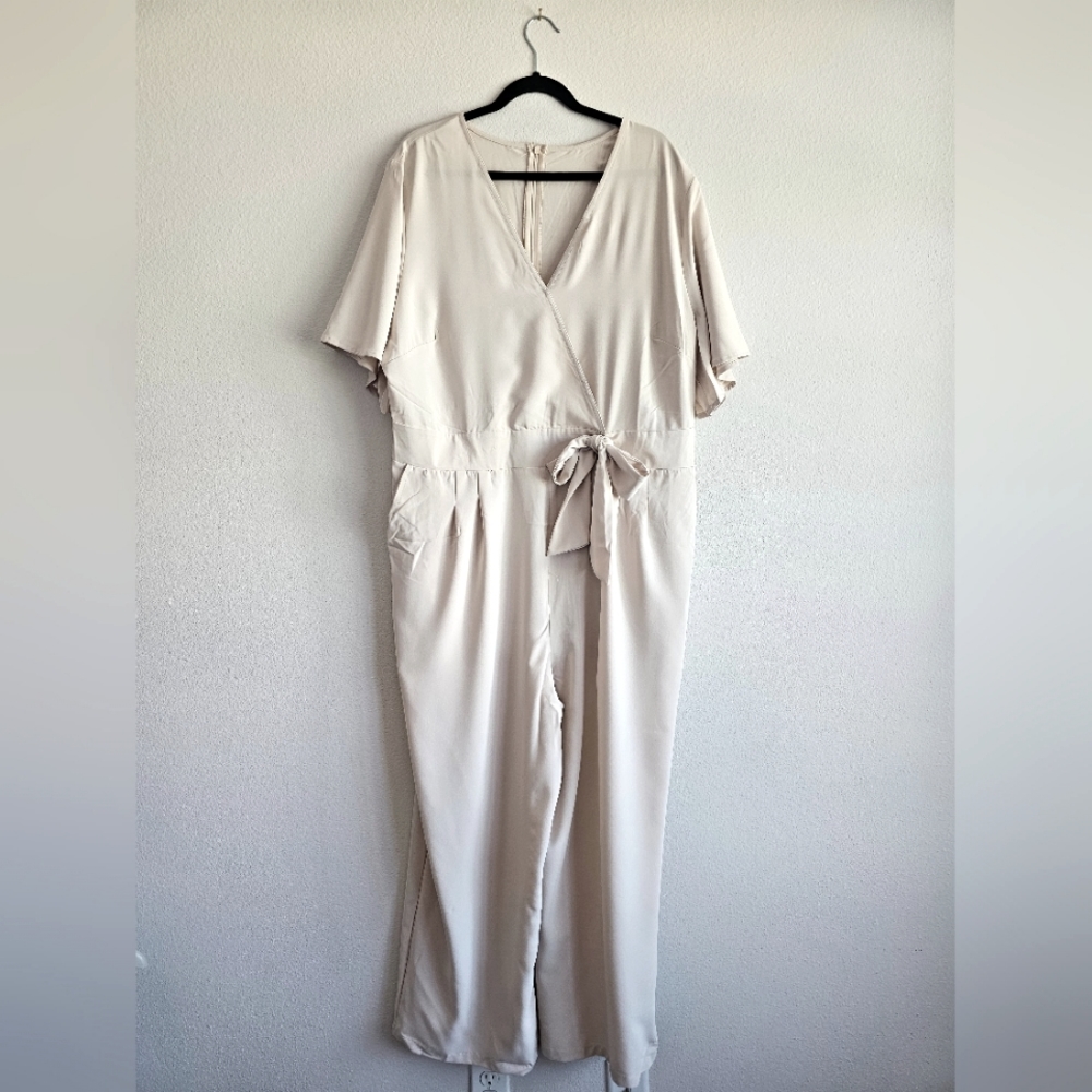 NWOT Women's 3X Dressy Jumpsuit w/pockets.